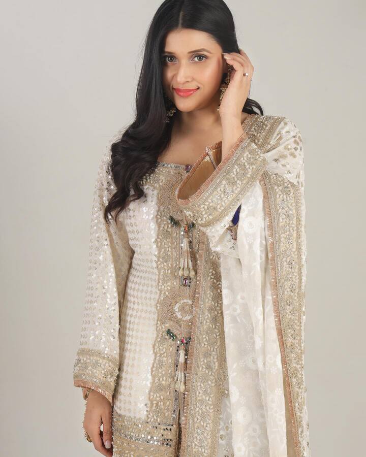 मनारा चोप्राने ईदवर खूप सुंदर स्टाईल दाखवली आहे.