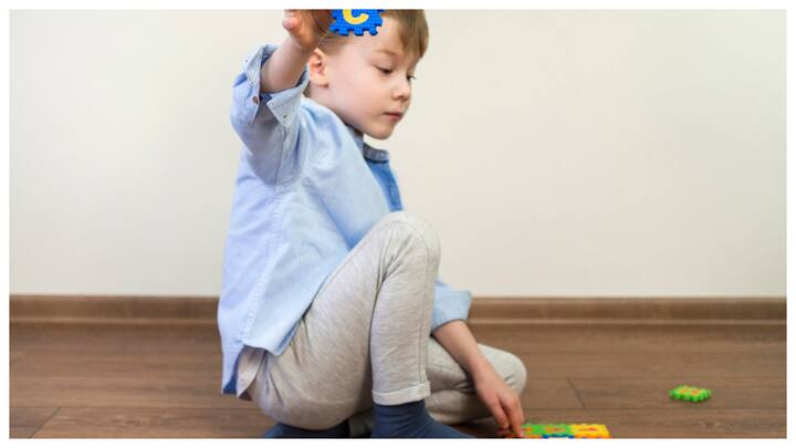 बातचीत: अपने बच्चे के साथ बहुत बातें करें। उन्हें अपनी बातें, खुशियां, दुख सब कुछ शेयर करने का मौका दें.