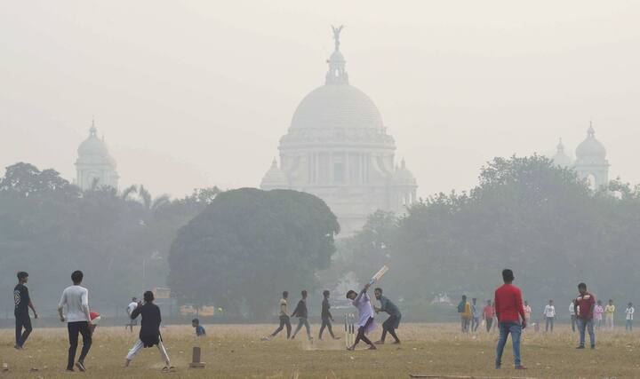 দু-এক পশলা বৃষ্টির পাশাপাশি ফের বাড়বে গরমের দাপট, সপ্তাহের মধ্যভাগে এমনটাই পূর্বাভাস আলিপুর আবহাওয়া দফতরের। হাওয়া অফিসের তরফে বলা হয়েছে, বাড়বে গরম। পশ্চিমে শুকনো আবহাওয়া। রাজ্যজুড়ে তিন থেকে পাঁচ ডিগ্রি তাপমাত্রা বাড়তে পারে।