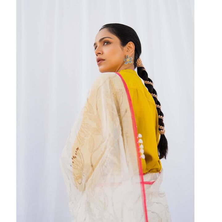 श्रिया पिळगावकरनं हटके साडी परिधान केलीये, त्याचा ब्लाऊजहि वेगळा आहे.