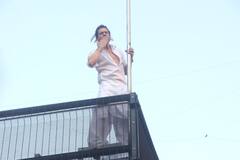 Shah Rukh Khan : मुबारक..ईद मुबारक..! शारुखला शुभेच्छा देण्यासाठी चाहत्यांची 'मन्नत' बाहेर तुफान गर्दी