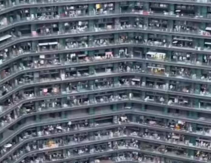 ਦਰਅਸਲ, ਤੁਸੀਂ ਇੱਕ ਅਪਾਰਟਮੈਂਟ ਬਿਲਡਿੰਗ ਵਿੱਚ ਵੱਧ ਤੋਂ ਵੱਧ 90 ਤੋਂ 100 ਫਲੈਟ ਦੇਖੇ ਹੋਣਗੇ। ਜਿਸ ਵਿੱਚ 400 ਤੋਂ 500 ਲੋਕ ਰਹਿ ਰਹੇ ਹੋਣ, ਪਰ ਤੁਸੀਂ ਅਜਿਹੀ ਇਮਾਰਤ ਸ਼ਾਇਦ ਹੀ ਦੇਖੀ ਹੋਵੇਗੀ ਜਿਸ ਵਿੱਚ 900 ਜਾਂ 1000 ਨਹੀਂ ਸਗੋਂ 20 ਹਜ਼ਾਰ ਲੋਕ ਇਕੱਠੇ ਰਹਿੰਦੇ ਹੋਣ।