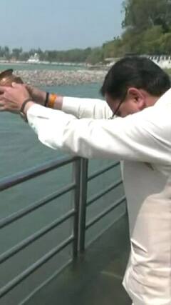 Triveni Ghat पर गंगा पूजा करते नजर आए CM Dhami | #abpnewsshorts