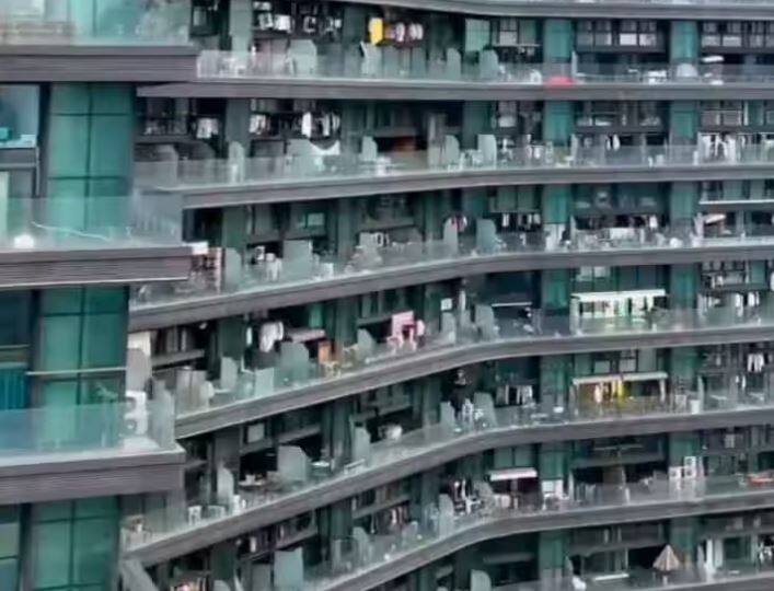 ਇਸ ਇਮਾਰਤ ਨੂੰ ਰੀਜੈਂਟ ਇੰਟਰਨੈਸ਼ਨਲ ਅਪਾਰਟਮੈਂਟ ਬਿਲਡਿੰਗ ਵਜੋਂ ਜਾਣਿਆ ਜਾਂਦਾ ਹੈ। ਜਿਸ ਨੂੰ ਤੁਸੀਂ ਇਮਾਰਤ ਦੀ ਬਜਾਏ ਜ਼ਿਲ੍ਹਾ ਕਹਿ ਸਕਦੇ ਹੋ।