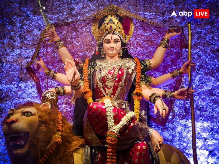 वहीं देवी दुर्गा अगर शेर पर सवार दिखें और शेर दहाड़ रहा हो तो ये सपना आने वाली कुछ समस्याओं का संकेत करता है. ऐसा सपना आने पर देवी दुर्गा की पूजा करनी चाहिए और उन्हें प्रसन्न करने के उपाय करने चाहिए.