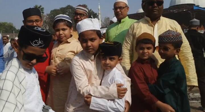 सुबह 6:55 से 10:30 बजे तक तय समय पर ईद-उल-फित्र की नमाज सभी ईदगाहों व मस्जिदों में अदा की गई. ईद का ख़ुत्बा पढ़ा व सुना गया. मुल्क में भाईचारगी, एकता, अमनो अमान के साथ ही रोजा, नमाज, जकात, सदके की कुबूलियत की अल्लाह से दुआ की गई. बैतुल मुक़द्दस की आज़ादी, फिलिस्तीन में अमन शांति व जालिमों के ज़ुल्म से निजात की दुआ मांगी गई.