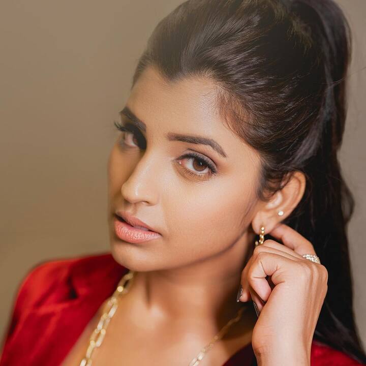 ఆమె స్టన్నింగ్ లుక్కి నెటిజన్లు, ఫాలోవర్స్ ఫిదా అవుతున్నారు. ప్రస్తుతం ఆమె ఫోటోలు ఆకట్టుకుంటున్నాయి.