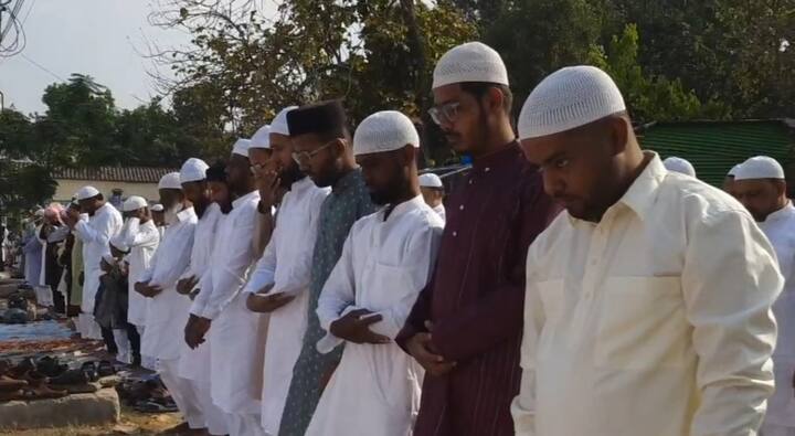 शहर की सभी ईदगाहों व तमाम मस्जिदों में सुबह से ही नमाजियों का हुजूम उमड़ पड़ा. तय समय से पहले ईदगाह व मस्जिदें भर गईं. बच्चों से लेकर बड़ों के चेहरों पर खुशियों की चमक देखने लायक थी. ईद की नमाज़ के समय तक ईदगाह व मस्जिदों में नमाज़ियों की कतारें लग गईं. लोगों ने ईदगाह व मस्जिद के इमामों की तकरीर ध्यान लगा कर सुनी.