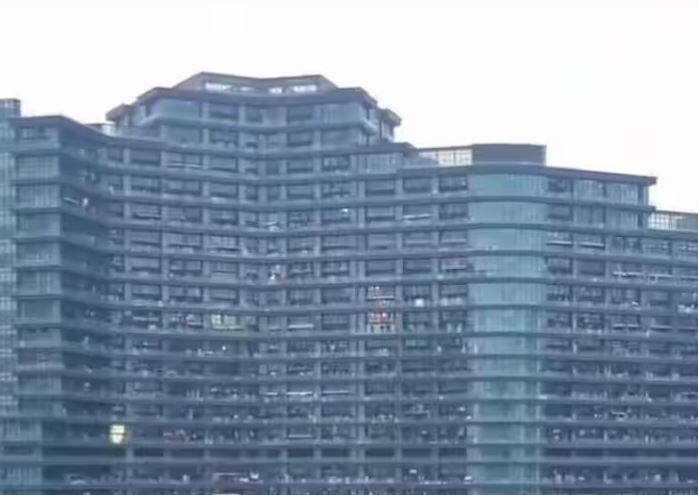 ਇਹ ਅਸੀਂ ਨਹੀਂ ਕਹਿ ਰਹੇ, ਸਗੋਂ ਇਹ ਦਾਅਵਾ ਕੀਤਾ ਜਾ ਰਿਹਾ ਹੈ ਕਿ ਇਸ ਇਮਾਰਤ ਵਿੱਚ ਇੰਨੇ ਲੋਕ ਇਕੱਠੇ ਰਹਿ ਰਹੇ ਹਨ। ਤੁਹਾਨੂੰ ਦੱਸ ਦੇਈਏ ਕਿ ਇਹ ਇਮਾਰਤ ਚੀਨ ਦੇ ਹਾਂਗਜ਼ੂ ਵਿੱਚ ਸਥਿਤ ਹੈ।