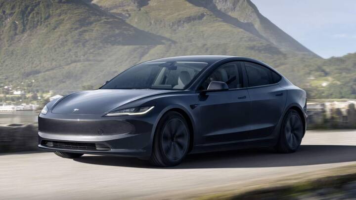 टेस्ला की Model 3 सिंगल चार्जिंग में 341 मील की दूरी तय कर सकती है. ये कार 15 मिनट की चार्जिंग में ही 175 मील तक दौड़ सकती है. ये एक 5-सीटर कार है, जिसकी कीमत 31,789 डॉलर से 41,578 डॉलर के बीच है.