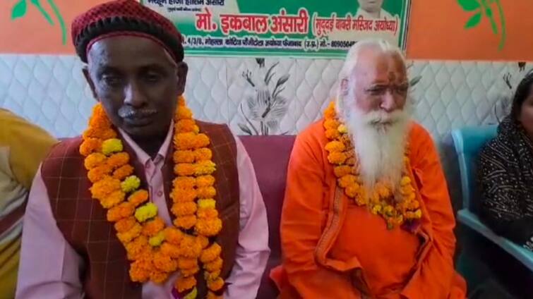 Ayodhya Ram Mandir Priest Acharya Satyendra Das Reached Iqbal Ansari House Supporter of Babri Masjid and Congratulated Eid ANN UP News: बाबरी मस्जिद के पक्षकार रहे इकबाल अंसारी के घर पहुंचे राम मंदिर के मुख्य पुजारी, दी ईद की मुबारकबाद