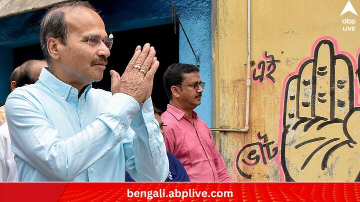 আগামী ১৩ মে, চতুর্থ দফায় ভোটগ্রহণ বহরমপুরে। সেখানে প্রদেশ কংগ্রেস সভাপতি অধীর রঞ্জন চৌধুরীর বিরুদ্ধে প্রাক্তন ক্রিকেটার ইউসুফ পাঠানকে প্রার্থী করেছে তৃণমূল। বিজেপি-র প্রার্থী নির্মল সাহা। সমীক্ষা বলছে, অধীর সম্ভাব্য জয়ী বহরমপুরে। (ছবি:PTI)