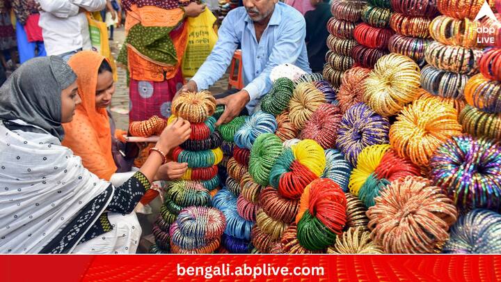 এটি 'মিঠি ইদ' নামেও পরিচিত ইসলাম ধর্মাবলম্বীদের মধ্যে। পরিবার, পরিজন ও বন্ধুদের সঙ্গে উৎসবে সামিল হন সকলে। আনন্দ-হুল্লোড়ে মেতে ওঠেন। সঙ্গে চলে কেনাকাটা, সাজগোজও। (ছবি:PTI)
