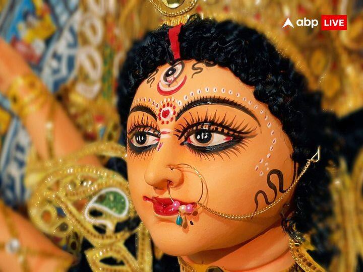सपने में मां दुर्गा अगर लाल रंग के वस्त्रों में मुस्कुराती हुई दिखें तो इसका मतलब है कि आपकी जिंदगी में कुछ अच्छा बदलाव होने वाला है. स्वप्नशास्त्र के अनुसार मां का यह रूप जीवन में सकारात्मक बदलाव के संकेत देता है.