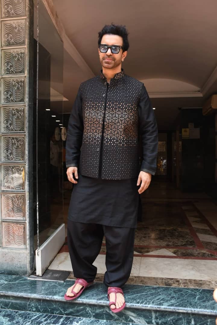 Photos show Aamir, who was recently seen in 'Lootere', wearing a black plain kurta pajama, and paired it with a black and golden sleeveless Nehru jacket.