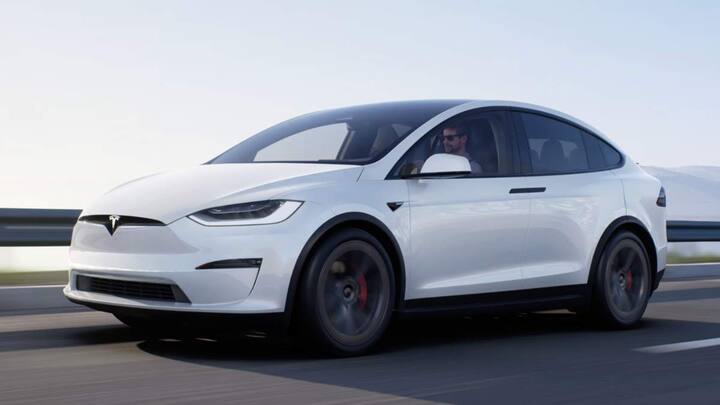 टेस्ला की Model X एक शानदार कार है. ये कार 1020 hp की मैक्सिमम पावर जेनेरेट करती है. वहीं 0 से 60 mph की रफ्तार पर पहुंचने में इस कार को 2.5 सेकंड का समय लगता है. सिंगल चार्जिंग में ये कार 326 मील की दूरी तय कर सकती है. इस कार की कीमत 68,590 डॉलर से शुरू है.