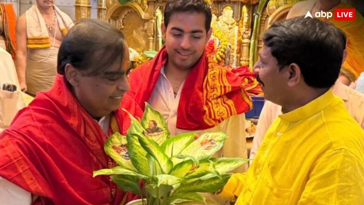 Mukesh Ambani: बेटे आकाश के साथ सिद्धिविनायक मंदिर पहुंचे मुकेश अंबानी, अगले हफ्ते है जन्मदिन