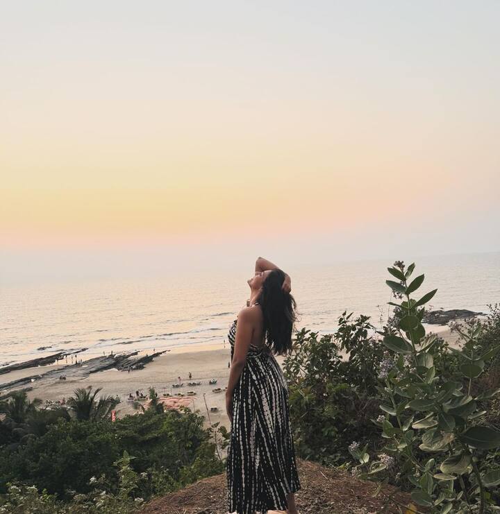 ప్రస్తుతం ఓ సినిమాతో 11 మంది హీరోలు 4 హీరోయిన్లతో సినిమా తీస్తుంది. కెరీర్ను సక్సెస్ఫుల్గా ముందుకు తీసుకెళ్లేందుకు అన్ని రకాలుగా ట్రై చేస్తుంది.(Images Source: Instagram/Niharika Konidela)