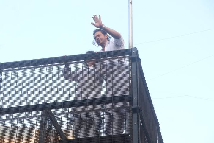 शाहरुखने त्याच्या बाल्कनीतून हा व्हिडिओ शूट केला आहे.