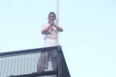 Shah Rukh Khan Greets His Fan On Eid From Mannat In His Signature Style - See Pics