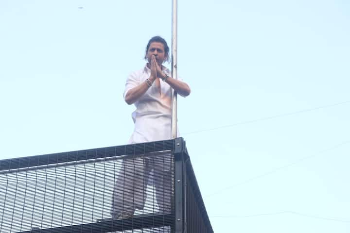 SRK greeted his fans who were waiting eagerly outside Mannat to catch a glimpse of him.