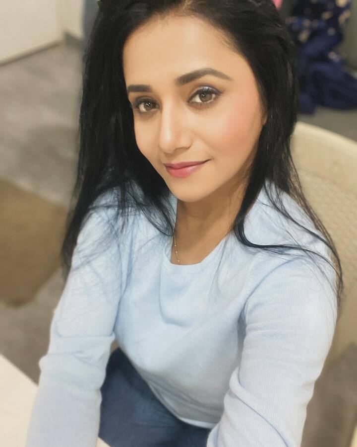 जुई गडकरी ही महिनाभरापासून आजारी आहे. आजारी असूनही ती मालिकेत काम करत आहे.