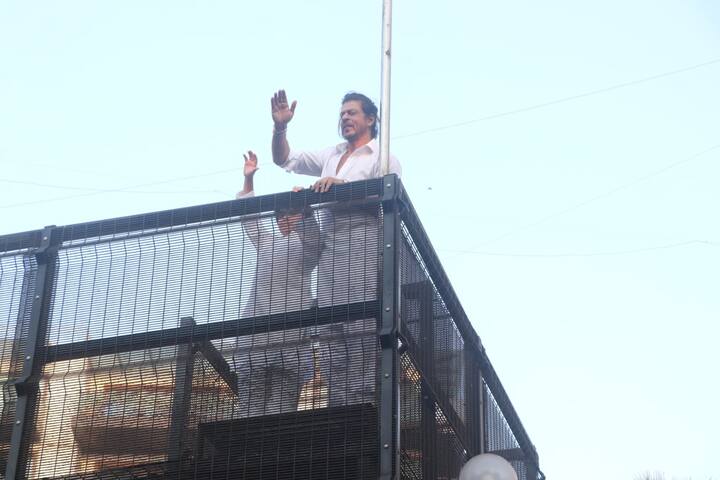 याशिवाय गर्दी करणाऱ्या चाहत्यांचे आभार मानले आहेत.