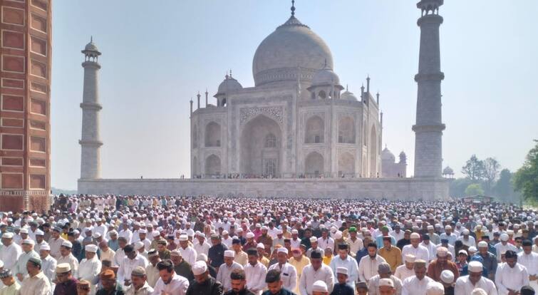 Agra News Eid 2024 eid namaz in taj mahal and prayed for peace ann EID 2024: ईद के मौके पर ताजमहल में अदा की गई नमाज, मांगी देशभर में अमन चैन की दुआ