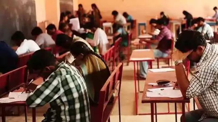 Misbehavior with female student during exam in Surat Veer Narmad South Gujarat University College OMG: સુરતમાં ચાલુ પરીક્ષાએ વર્ગખંડમાં  વિદ્યાર્થિનીને કહ્યું  ટીશર્ટ ઊંચુ કર...., બાદ મચી ગયો હોબાળો, જાણો શું છે મામલો
