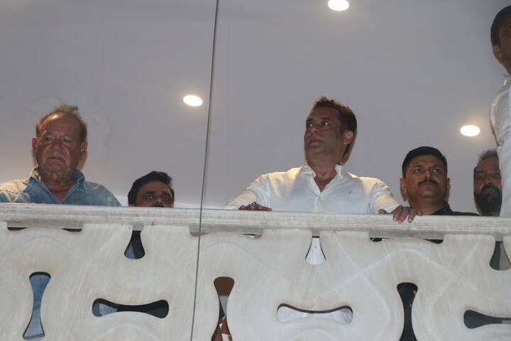 सलमान खान ने बालकनी में आने से पहले ही ईद के लिए अपने फैंस को एक बहुत बड़ा तोहफा दे दिया था.