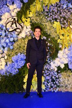 Anand Pandit Daughter Reception: ब्लैक सूट में बनठनकर पहुंचे मनोज बाजपेयी, तो पत्नी के साथ नजर आए राजकुमार राव, ये स्टार्स भी हुए शामिल