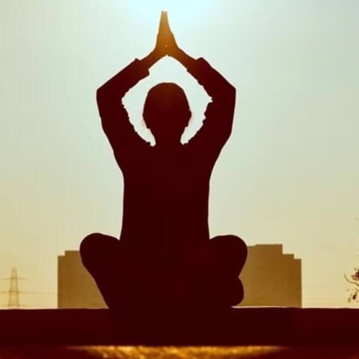 ਡਾਕਟਰ ਮੁਤਾਬਕ ਸਾਰਾ ਦਿਨ ਵਰਤ ਰੱਖਣ ਨਾਲ ਸਰੀਰ ਨੂੰ ਆਰਾਮ ਮਿਲਦਾ ਹੈ। ਤੁਹਾਡੀ ਵੋਕਲ ਕੋਰਡਸ, ਗਲੇ ਦੀਆਂ ਮਾਸਪੇਸ਼ੀਆਂ ਅਤੇ ਚਿਹਰੇ ਦੀਆਂ ਮਾਸਪੇਸ਼ੀਆਂ ਨੂੰ ਆਰਾਮ ਮਿਲਦਾ ਹੈ।
