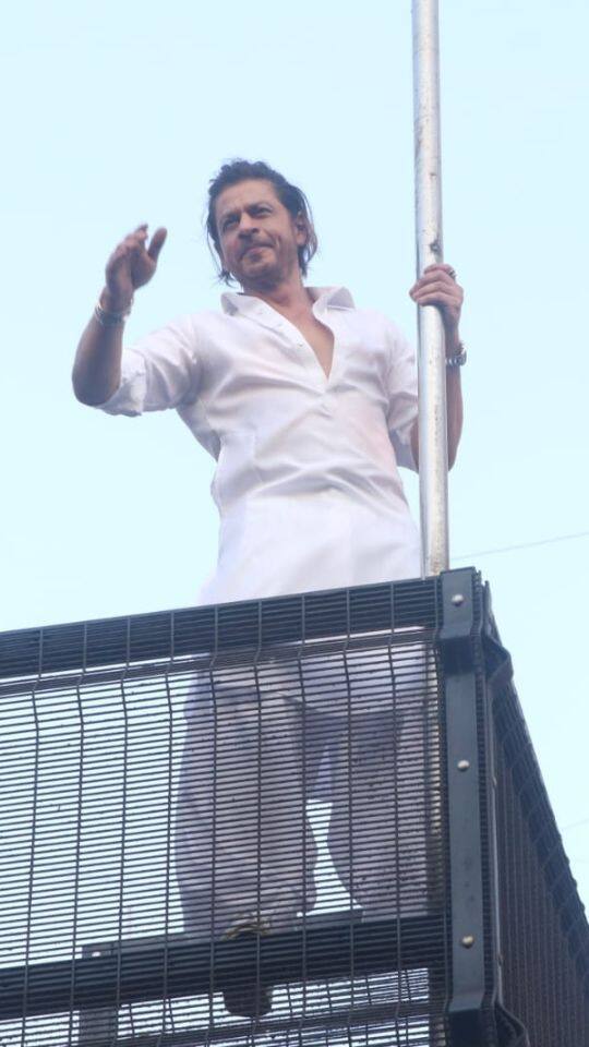 ঈদে বাদশাহী দর্শন- মন্নতের ব্যালকনিতে শাহরুখ