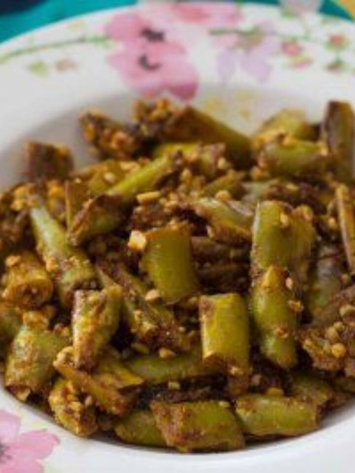 मिर्च की सब्जी एक राजस्थानी डिश है, जिसे बारीक काटकर हींग और अजवायन के साथ छौंका जाता है. इसके बाद इसमें हल्दी, नमक, सौंफ और अमचूर जैसे मसालों का इस्तेमाल करके तैयार किया जाता है.