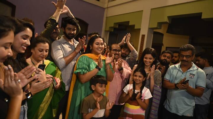 সোহাগের বাবা তপন এক দুর্নীতি কাণ্ডের শিকার হয়। সারা জীবনের পুঁজি হারিয়ে প্রায় সর্বহারা অবস্থা এখন তার। এই ধাক্কা সামলাতে না পেরে, গুরুতর হৃদরোগে আক্রান্ত হয় সোহাগের বাবা। এই সময় পরিবারের পাশে এসে দাঁড়ায় সোহাগ, এক নতুন রূপে।