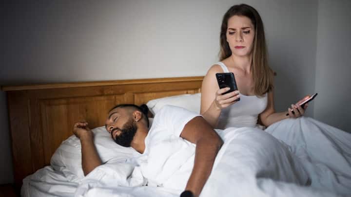 कई बार हमारी बातचीत का टोन टेक्स्ट दूसरा व्यक्ति आपकी भावनाओं को गलत समझने लगता है. अपने पार्टनर के साथ एक स्वस्थ संबंध बनाए रखने के लिए अधिक फेस टू फेस कम्यूनिकेशन ज्यादा रखें.