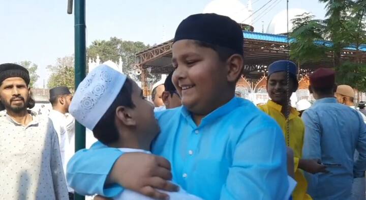 मुकीम शाह जामा मस्जिद बुलाकीपुर के इमाम मौलाना फिरोज अहमद निजामी ने अपनी तकरीर में कहा कि अल्लाह फरमाता है ऐ मेरे बंदों! मांगों! क्या मांगते हो..? मेरी इज्जत व जलाल की कसम! आज के रोज इस नमाज़े ईद के इज्तिमा में अपनी आखिरत के बारे में जो कुछ सवाल करोगे वो पूरा करुंगा और जो कुछ दुनिया के बारे में मांगोगे उसमें तुम्हारी भलाई की तरफ नज़र फरमाऊंगा. मेरी इज्जत की कसम!