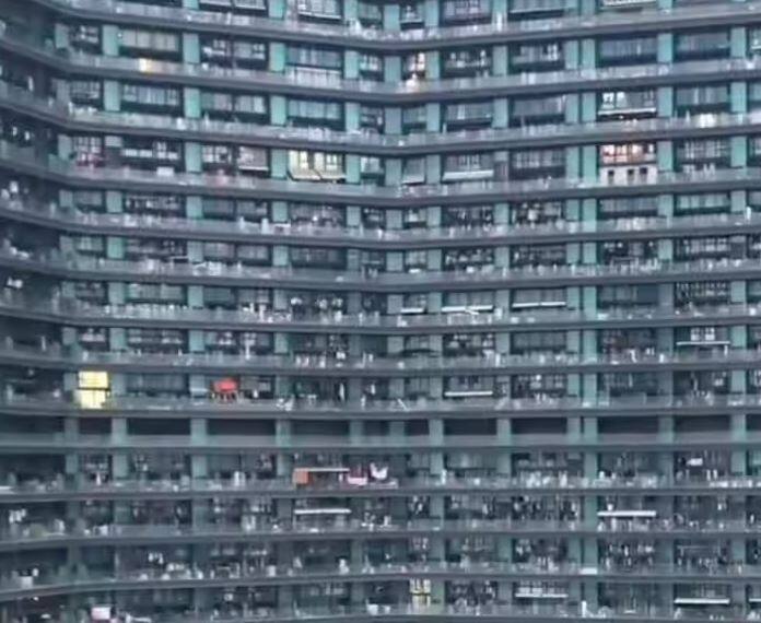 ਰਿਪੋਰਟਾਂ ਮੁਤਾਬਕ ਇਹ ਇਮਾਰਤ ਇੱਕ ਹੋਟਲ ਦੇ ਰੂਪ ਵਿੱਚ ਬਣਾਈ ਗਈ ਸੀ, ਪਰ ਬਾਅਦ ਵਿੱਚ ਇਸਨੂੰ ਅਪਾਰਟਮੈਂਟ ਵਿੱਚ ਤਬਦੀਲ ਕਰ ਦਿੱਤਾ ਗਿਆ।