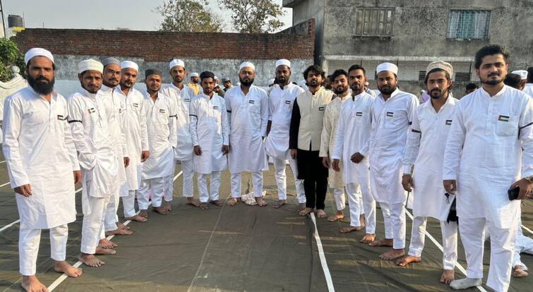 Eid 2024 Basti Namaz Black Band Prayed for peace and Palestine Flag Put on kurta ANN Eid 2024: ईद की नमाज के दौरान हाथ में बांधी काली पट्टी, कुर्ते पर लगाया फिलिस्तीन के झंडे का स्टीकर