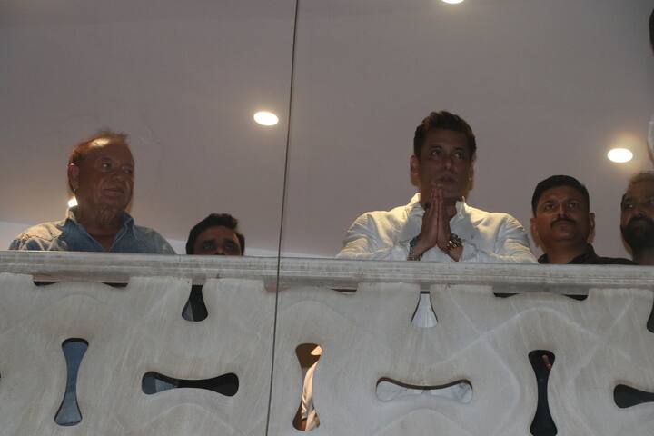 वहीं हैलो करने के बाद सलमान खान ने फैंस को हाथ जोड़कर भी ईद की बधाई दी. एक्टर का ये अंदाज लोगों को खूब पसंद आ रहा है.