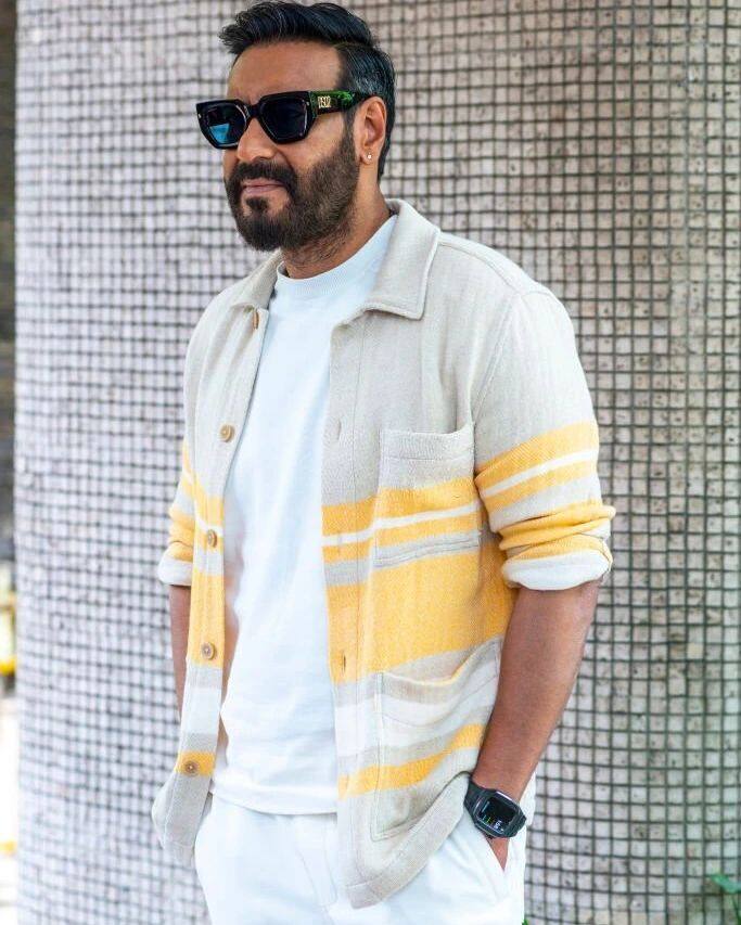 दरअसल ये वाक्या सालों पुराना है. जब अजय देवगन को एक नई फोन एप्लीकेशन के बारे में पता चला था. जिसके जरिए वो किसी के भी नंबर से किसी और को मैसेज भेज सकते हैं.