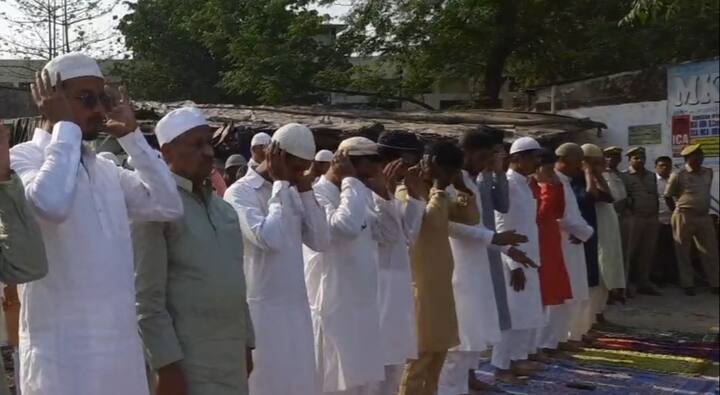 Eid 2024: गोरखपुर में अल्लाह का शुक्र अदा करने के लिए ईद-उल-फित्र की नमाज़ गुरुवार को परंपरा के अनुसार अदा की गई. लोगों ने गले मिलकर एक दूसरे को ईद की मुबारकबाद दी.