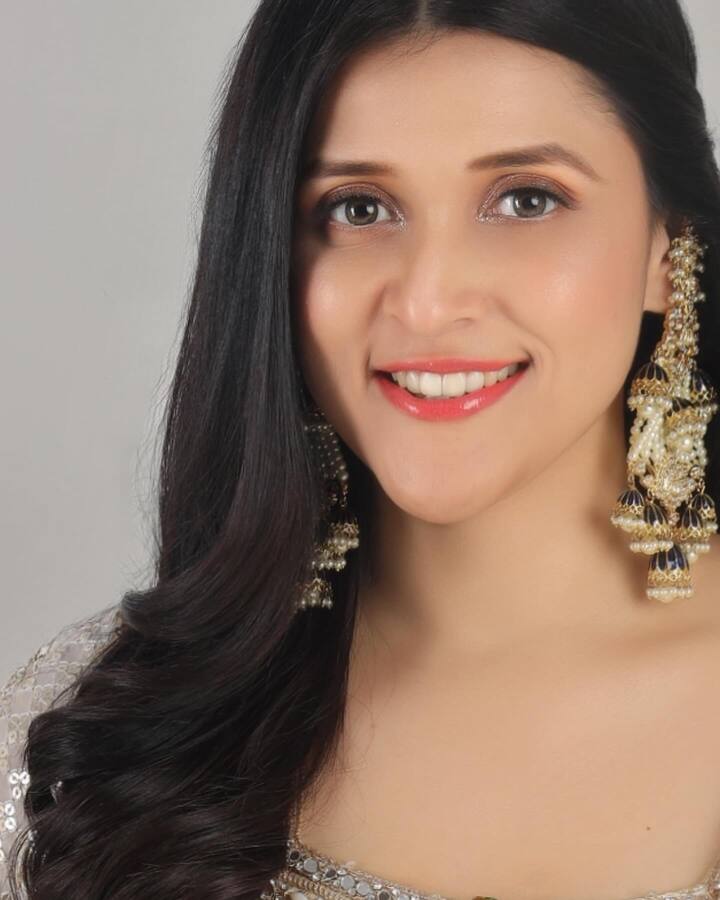 मनारा चोप्रापासून गौहर खानपर्यंत अनेक स्टार्सचे ईदचे फोटो इंटरनेटवर व्हायरल होत आहेत.