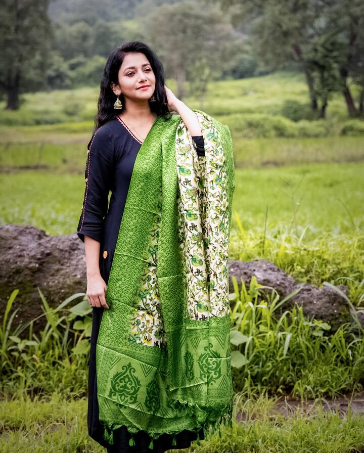 अभिनेत्री जुई गडकरी सध्या छोट्या पडद्यावर सर्वात लोकप्रिय अभिनेत्रींपैकी आहे.