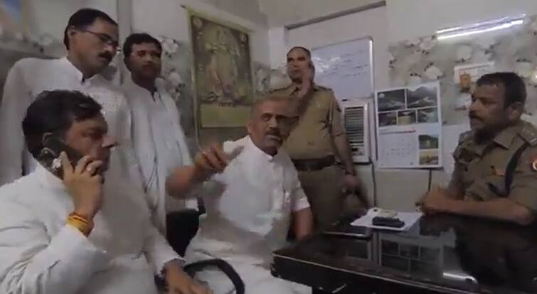 Kanpur News Arya Nagar samajwadi party mla Amitabh Bajpai warned police video viral ann UP News: सपा विधायक अमिताभ बाजपेई ने दी पुलिस को नसीहत, थाने के बाहर हुई नारेबाजी