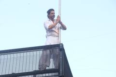Shah Rukh Khan ने फैंस को अपने खास अंदाज में किया ईद विश, हजारों फैंस की पूरी हुई 'मन्नत'!