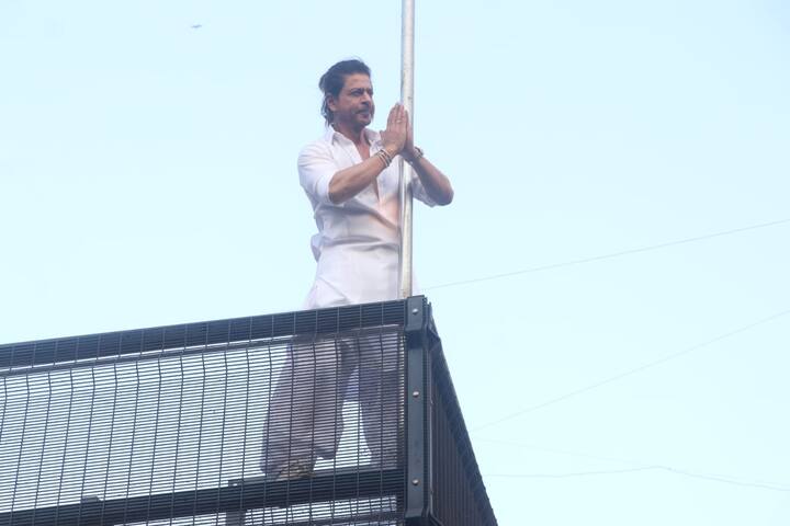 हर साल की तरह फैंस को अपने फेवरेट एक्टर शाहरुख खान को ईद विश करनी थी. शाहरुख भी अपने फैंस का दिल कभी नहीं तोड़ते और इस बार भी उन्होंने ऐसा ही किया.