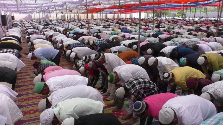 Eid-Ul-Fitr 2024 Rajasthan Muslim community People offered namaz in Eidgah of Bharatpur ANN भरतपुर में धूमधाम से मनाई गई ईद, मुस्लिम समाज के लोगों ने पढ़ी नमाज, दिखा मेले जैसा माहौल