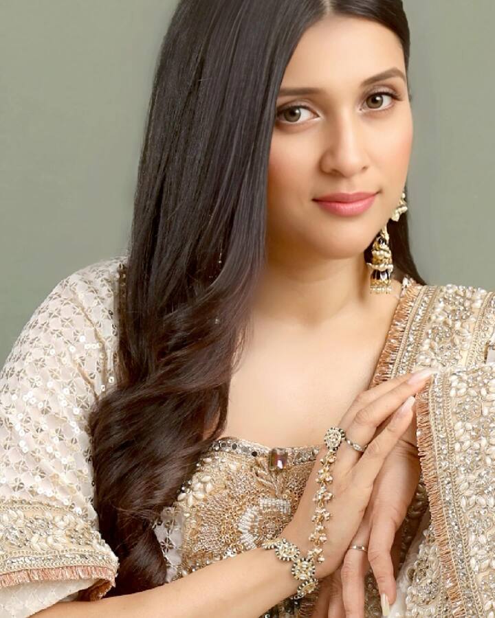 शरारासोबत तिने कानात चांदबाली घातली आहे.