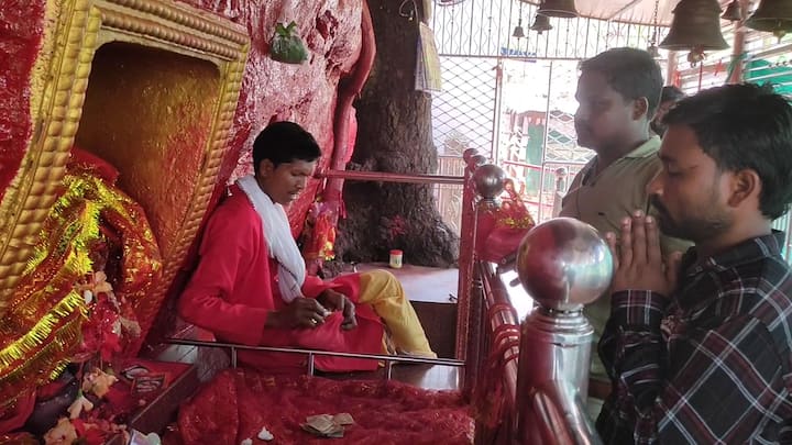 चैत्र नवरात्रि की शुरुआत हो चुकी है. ऐसे में कुदरगढ़ देवी धाम में 15 दिनों तक मेले का आयोजन किया गया है. हर दिन दूर-दूर से श्रद्धालु माता के दर्शन, पूजा-अर्चना के लिए पहुंच रहे हैं. कुदरगढ़ लोक न्यास ट्रस्ट द्वारा श्रद्धालुओं के लिए पानी, भोजन, ठहरने के लिए व्यवस्थाएं की गई हैं. वहीं जगह-जगह पुलिस जवानों की तैनाती की गई है, जिससे उन्हें किसी प्रकार की असुविधा का सामना ना करना पड़े.